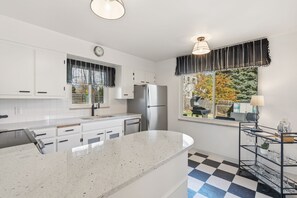 Hus, flere senger, terrasse, hageutsikt (1004 Mantz Place) | Eget kjøkken