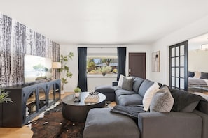 Hus, flere senger, terrasse, hageutsikt (1004 Mantz Place) | Oppholdsområde