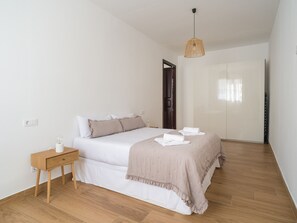 3 habitaciones, escritorio, tabla de planchar con plancha y wifi gratis 