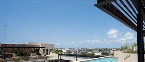 Una piscina al aire libre