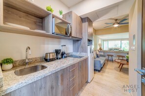 Refrigerador, microondas, parrilla de estufa y tostadora 