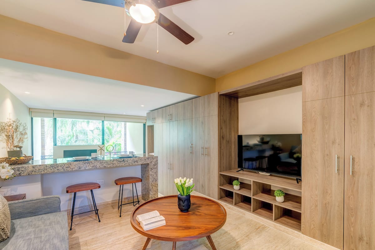 Estudio, 1 cama King size y sofá cama, para no fumadores, balcón | Área de sala de estar | Smart TV