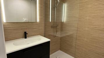 Chambre Double Classique | Salle de bain | Douche, serviettes fournies, savon, shampoing