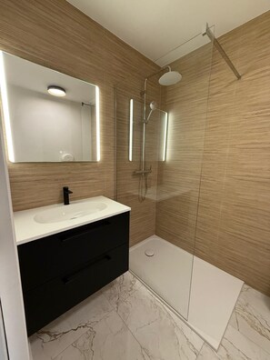 Chambre Double Classique | Salle de bain | Douche, serviettes fournies, savon, shampoing