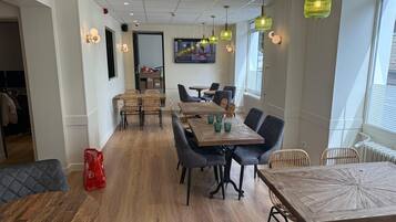 Petit déjeuner buffet (11 EUR par personne)