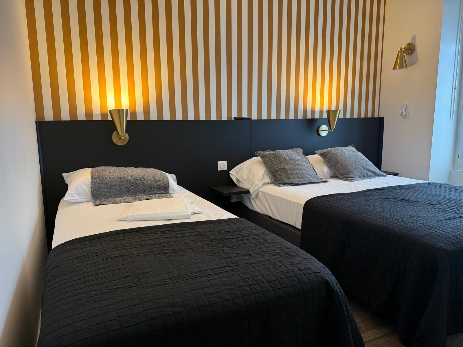 Classic Triple Room | Desk, laptop workspace, free WiFi