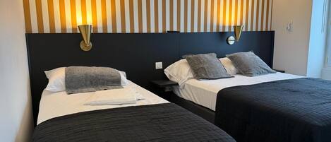 Classic Triple Room | Desk, laptop workspace, free WiFi