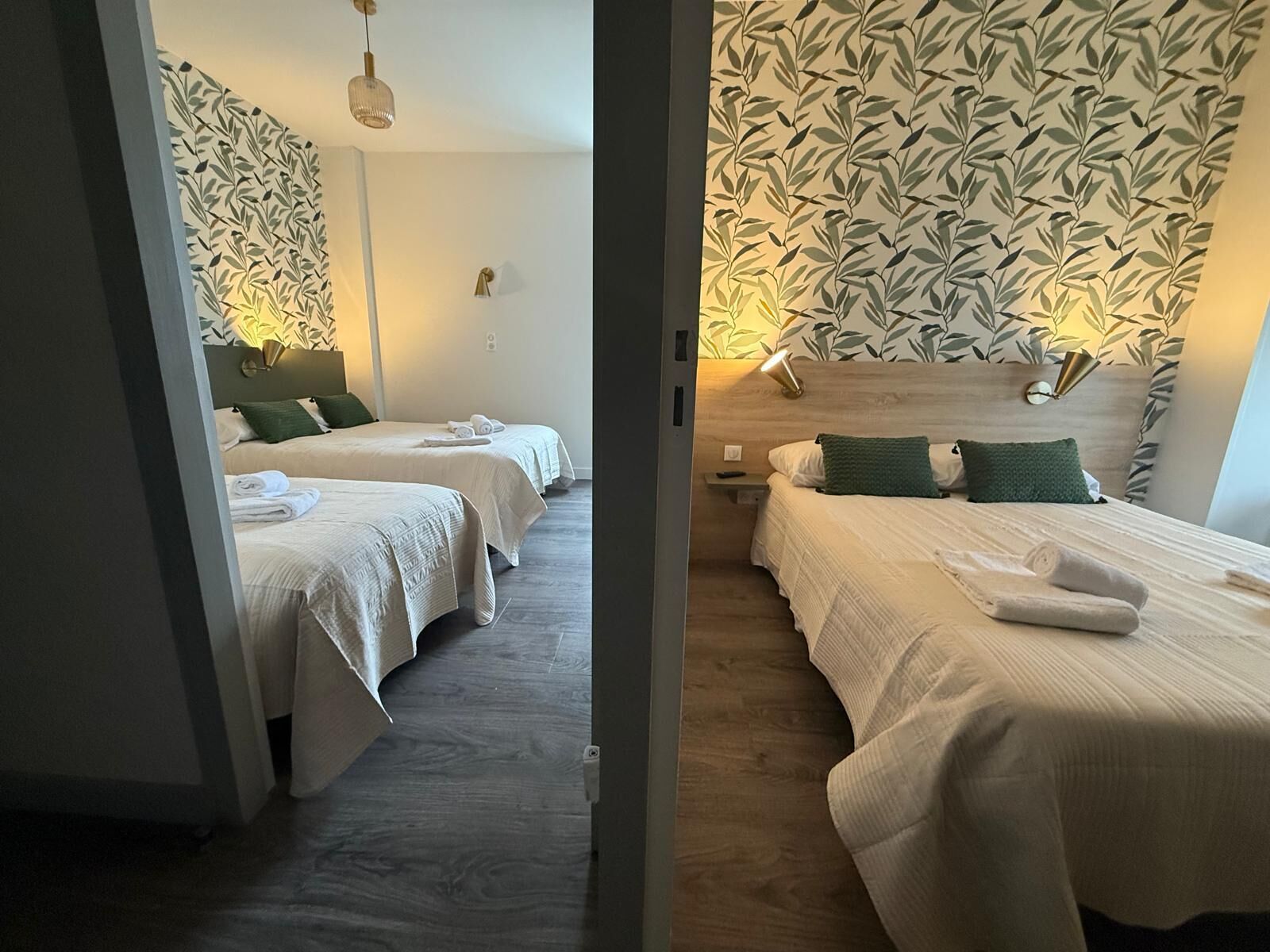 Family Room | Desk, laptop workspace, free WiFi