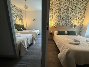 Escritorio, espacio para trabajar con laptop y wifi gratis 