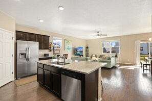 House, Multiple Beds, Patio, Garden View (921 Birchdale Court) | Interior