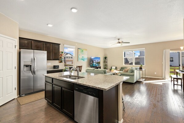 Hús - mörg rúm - verönd - útsýni yfir garð (921 Birchdale Court) | Að innan