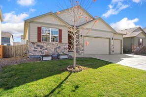 Exterior - Windshire Retreat Pool, Garage & Pet-friendly (Windsor)