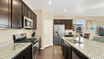 House, Multiple Beds, Patio, Garden View (921 Birchdale Court) | Private kitchen