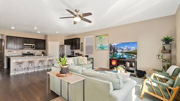 House, Multiple Beds, Patio, Garden View (921 Birchdale Court) | Living area