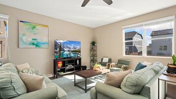 House, Multiple Beds, Patio, Garden View (921 Birchdale Court) | Living area