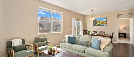 House, Multiple Beds, Patio, Garden View (921 Birchdale Court) | Living area