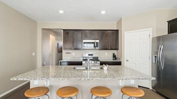 House, Multiple Beds, Patio, Garden View (921 Birchdale Court) | Private kitchen