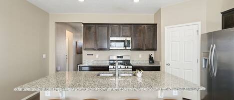 House, Multiple Beds, Patio, Garden View (921 Birchdale Court) | Private kitchen