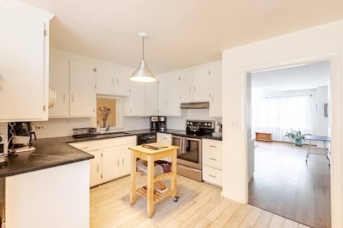 Peaceful and Spacious Woodland Haven Near UVA