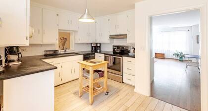 Peaceful and Spacious Woodland Haven Near UVA