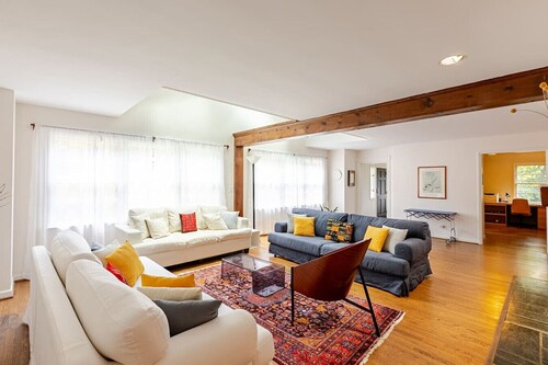 Peaceful and Spacious Woodland Haven Near UVA