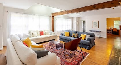 Peaceful and Spacious Woodland Haven Near UVA