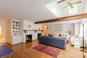 Télévision, cheminée