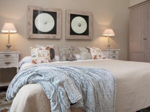 6 quartos, escrivaninha, ferros/tábuas de passar roupa