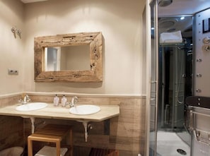 SĂšche-cheveux, serviettes fournies, savon, papier toilette