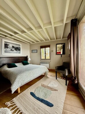 3 bedrooms, iron/ironing board, bed sheets