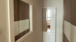 A narrow hallway with a large mirror reflecting a room with a bed and a window. - Villa Ratchatewi 5 STARS suite l 4 mins walk BTS&APL (Bangkok)