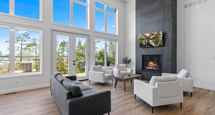 Largest Luxury Beachfront Cottage with Hot Tub in Tobermory!