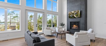 Largest Luxury Beachfront Cottage with Hot Tub in Tobermory!