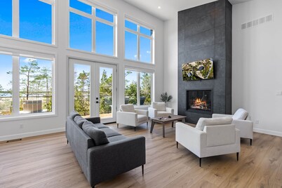 Largest Luxury Beachfront Cottage with Hot Tub in Tobermory!