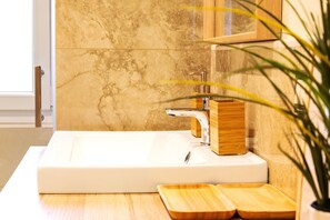 Chuveiro, secador de cabelo, bidê, toalhas de banho