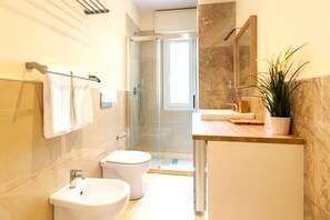 Douche, sèche-cheveux, bidet, serviettes fournies