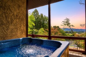 Outdoor spa tub - MTNRetreat+EpicViews+HotTub+Theater (Sevierville)