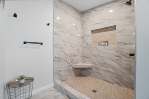 Hair dryer, towels, soap, shampoo - Modern Rustic Retreat | 5 Min to Airport (Columbus)