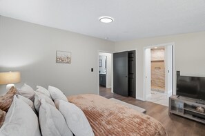 2 bedrooms, free WiFi, bed sheets - Modern Rustic Retreat | 5 Min to Airport (Columbus)