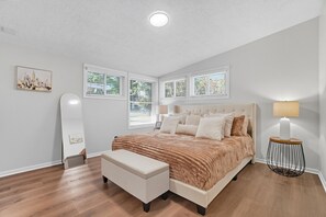 2 bedrooms, free WiFi, bed sheets - Modern Rustic Retreat | 5 Min to Airport (Columbus)