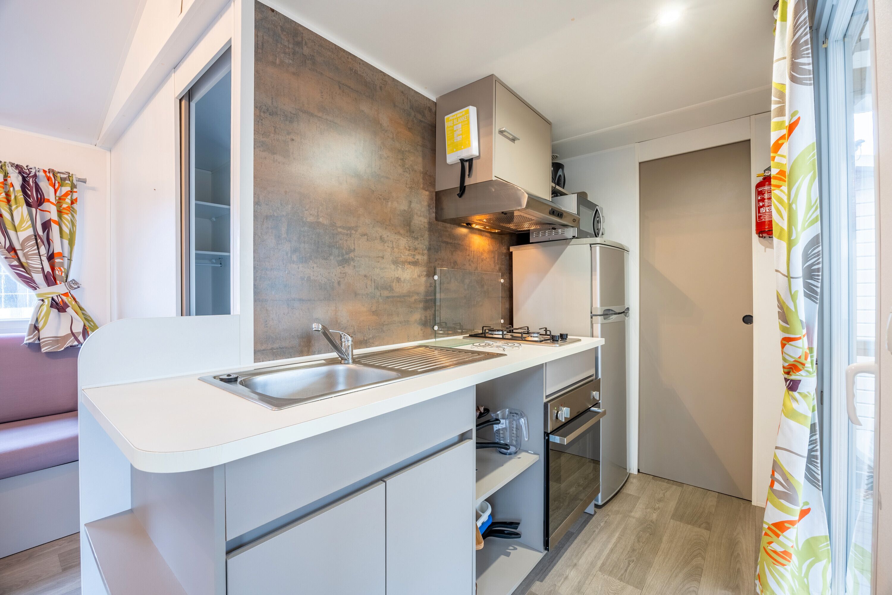 Refrigerador, microondas, horno, placa de cocina