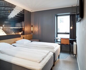 A modern hotel room with two beds, a desk, and a large window. - Four Points Flex by Sheraton Lyngby (Lyngby-Taarbaek Municipality)