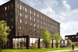 A modern building with a flat roof, large windows, and a symmetrical facade. - Four Points Flex by Sheraton Lyngby (Lyngby-Taarbaek Municipality)