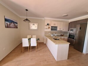 Frigorífico, microondas, horno y placa de cocina