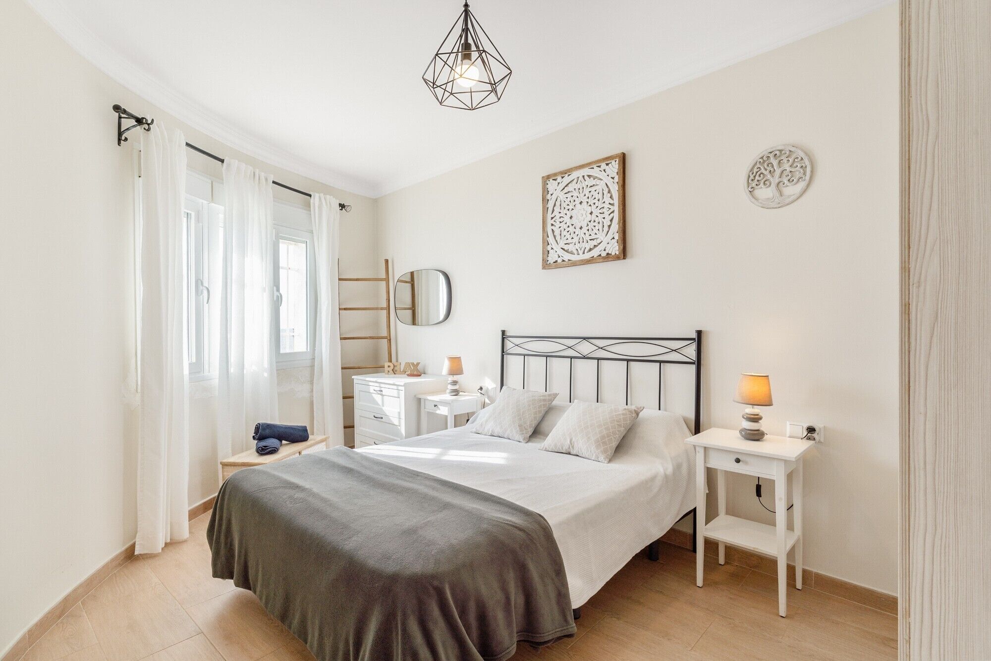 1 slaapkamer, een strijkplank/strijkijzer, wifi, beddengoed