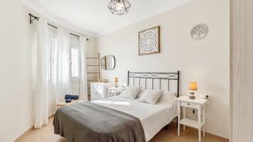 1 slaapkamer, een strijkplank/strijkijzer, wifi, beddengoed