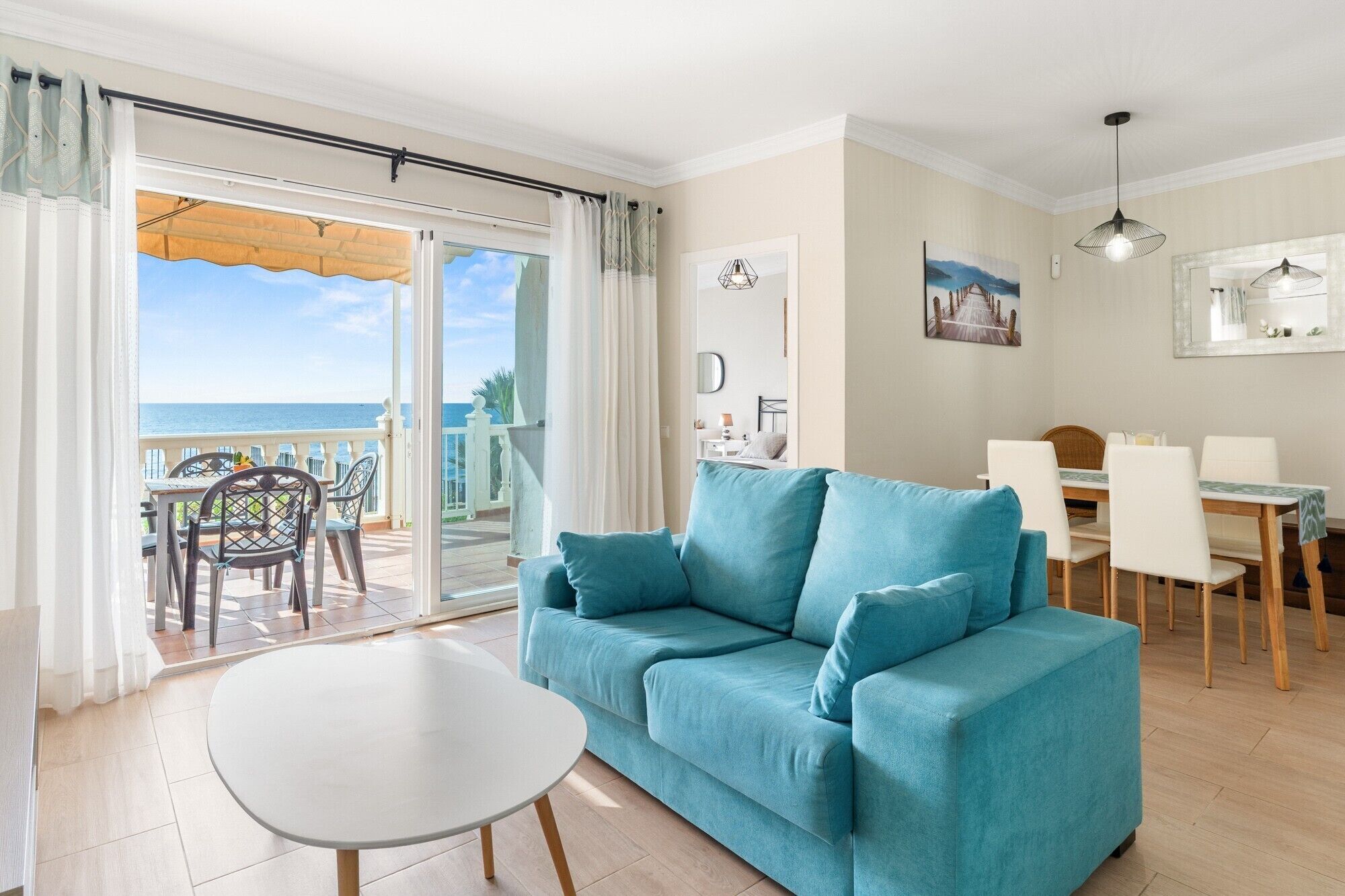 Een televisie en een tafeltennistafel