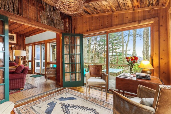 TV, fireplace - Azalea Hill (Boone)