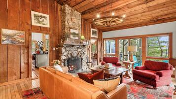 Televisión y chimenea