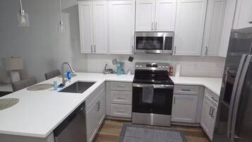 Geladeira, micro-ondas, fogão, cooktop